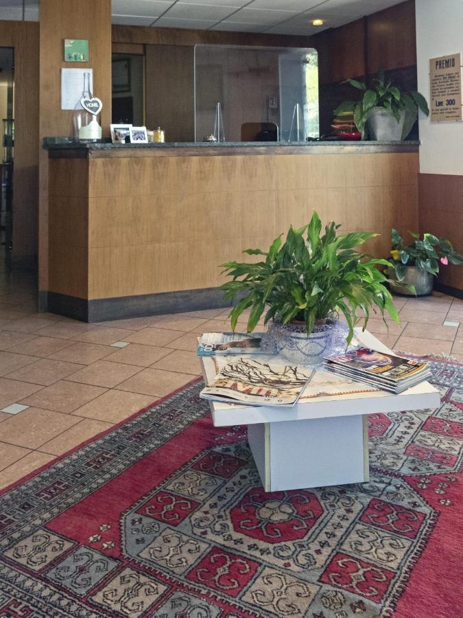 Hotel Funivia Laveno-Mombello Buitenkant foto