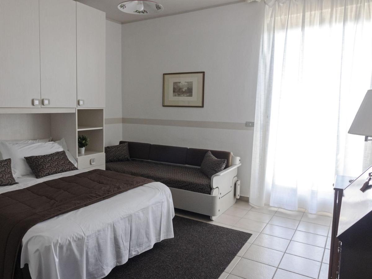 Hotel Funivia Laveno-Mombello Buitenkant foto