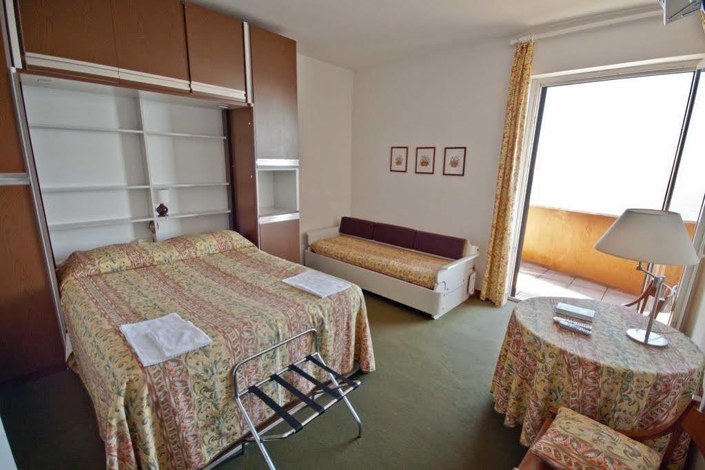 Hotel Funivia Laveno-Mombello Buitenkant foto