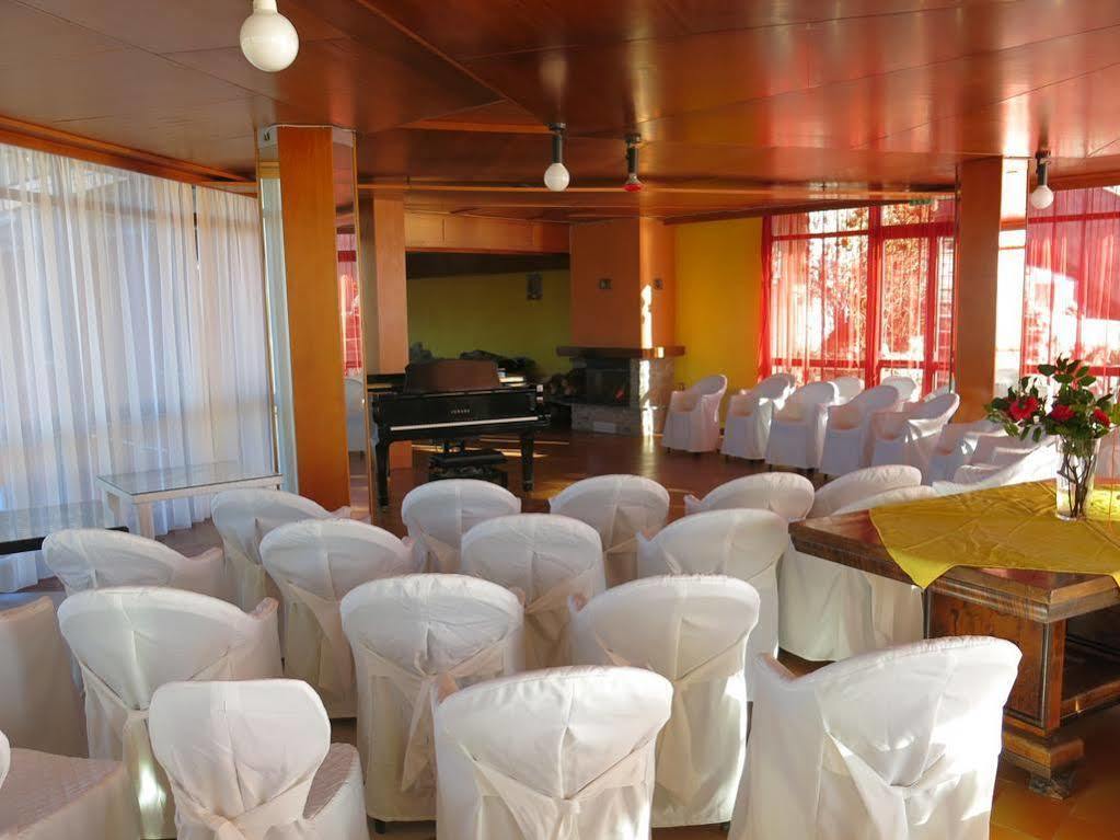 Hotel Funivia Laveno-Mombello Buitenkant foto