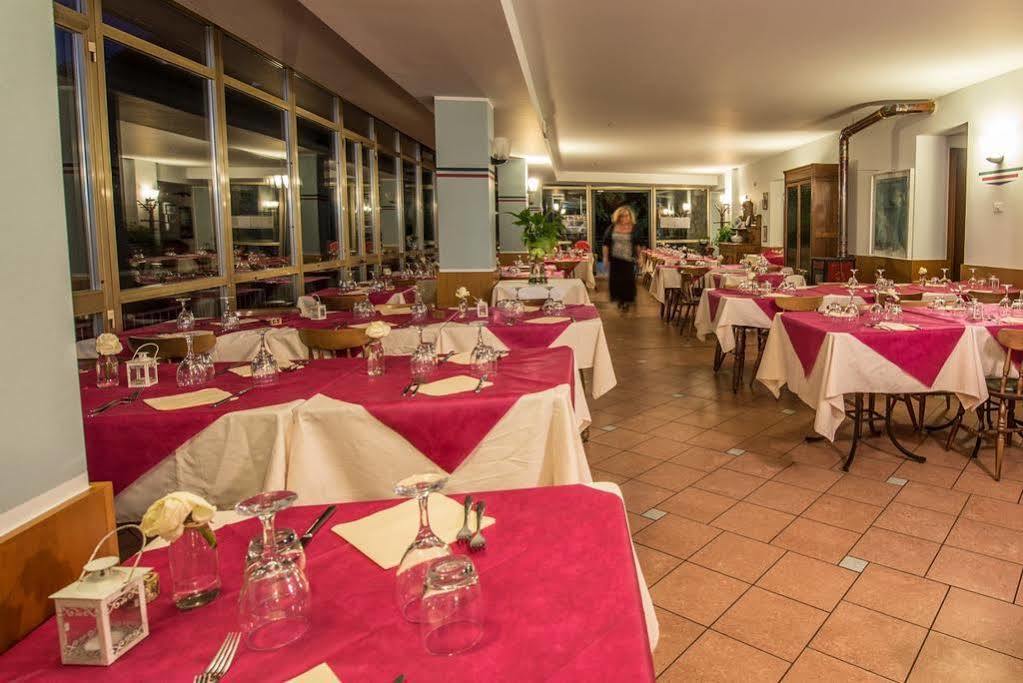 Hotel Funivia Laveno-Mombello Buitenkant foto